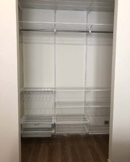 Белая П-образная гардеробная с выдвижными корзинами, ~1,8×1,5 м, фото 1