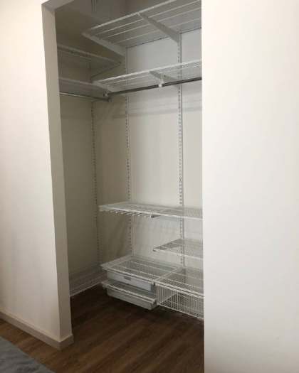 Белая П-образная гардеробная с выдвижными корзинами, ~1,8×1,5 м, фото 3