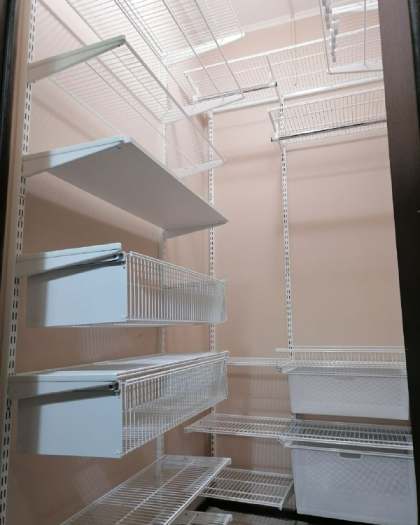 Белая П-образная гардеробная с выдвижными корзинами, ~1×1,6 м, фото 2
