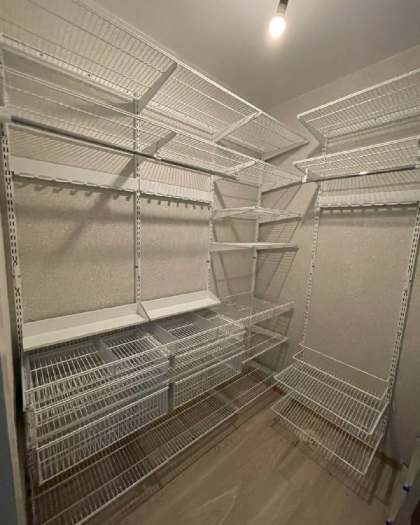 Белая П-образная гардеробная с выдвижными корзинами, ~2,7×1,8 м, фото 1
