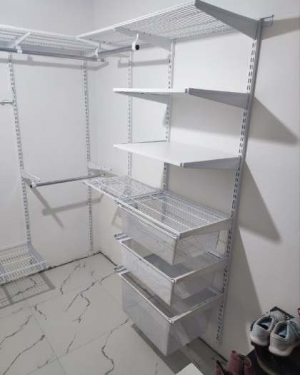 Белая П-образная гардеробная с выдвижными корзинами, ~2,4×2,1 м, фото 3