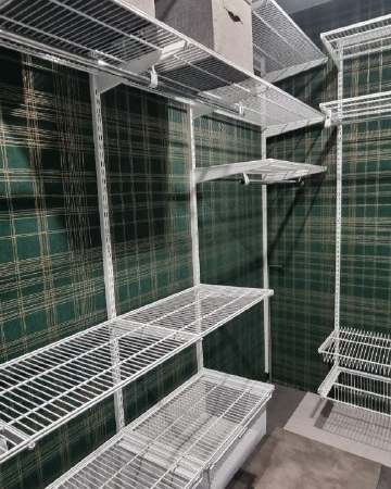 Белая П-образная гардеробная с выдвижными корзинами, ~2,4×1,8 м, фото 1