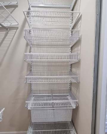 Белая П-образная гардеробная с выдвижными корзинами, ~2×1,6 м, фото 3