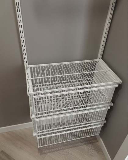 Белая П-образная гардеробная с выдвижными корзинами, ~1,5×1,4 м, фото 2