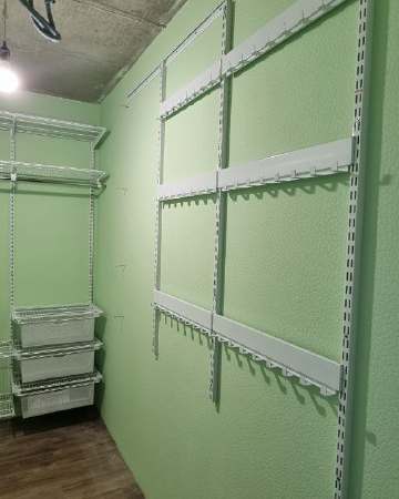 Белая П-образная гардеробная с выдвижными корзинами, ~1,8×2,5 м, фото 3
