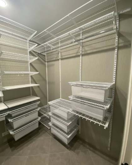 Белая П-образная гардеробная с выдвижными корзинами, ~2,4×2,1 м, фото 1