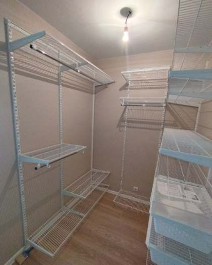 Белая П-образная гардеробная с выдвижными корзинами, ~1,7×2,1 м, фото 1