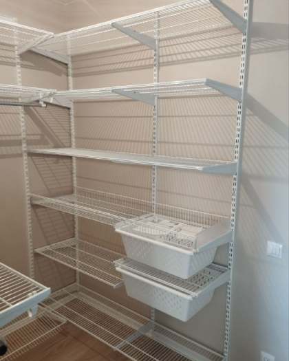 Белая П-образная гардеробная с выдвижными корзинами, ~1,7×2,1 м, фото 2