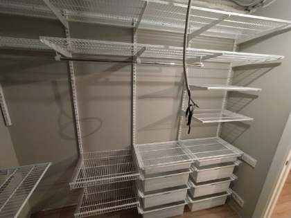 Белая П-образная гардеробная с выдвижными корзинами, ~2,1×2,5 м, фото 1