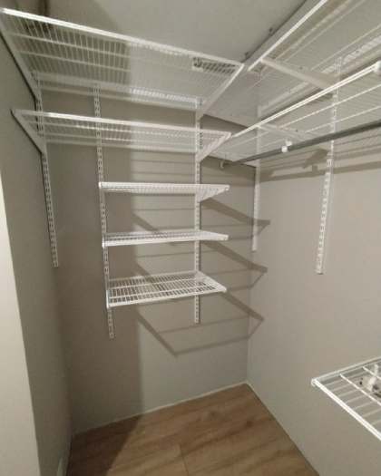 Белая П-образная гардеробная с выдвижными корзинами, ~2,1×2,5 м, фото 3