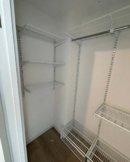 Белая П-образная гардеробная с выдвижными корзинами, ~1,5×1,3 м, фото 1