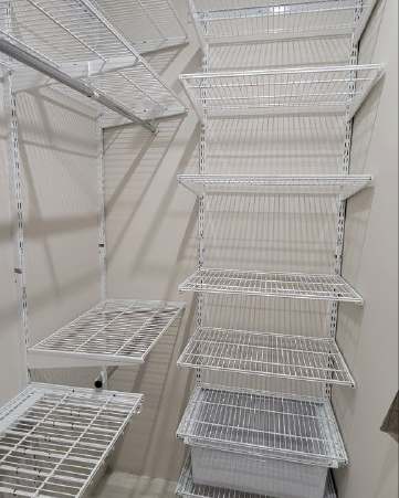 Белая П-образная гардеробная с выдвижными корзинами, ~2,7×1,8 м, фото 1