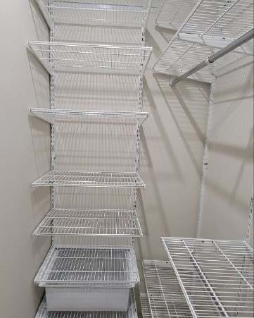 Белая П-образная гардеробная с выдвижными корзинами, ~2,7×1,8 м, фото 2