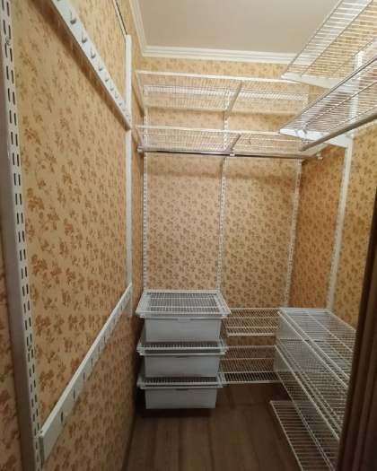 Белая П-образная гардеробная с выдвижными корзинами, ~1,4×2,1 м, фото 1
