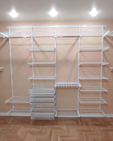 Белая П-образная гардеробная с выдвижными корзинами, ~3×2,7 м, фото 2