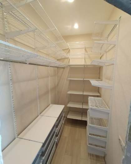 Белая П-образная гардеробная с выдвижными корзинами, ~1,8×2,4 м, фото 2