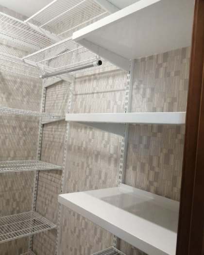 Белая П-образная гардеробная с выдвижными корзинами, ~1,5×1,4 м, фото 2