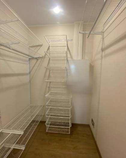 Белая П-образная гардеробная с выдвижными корзинами, ~1,5×2,2 м, фото 2