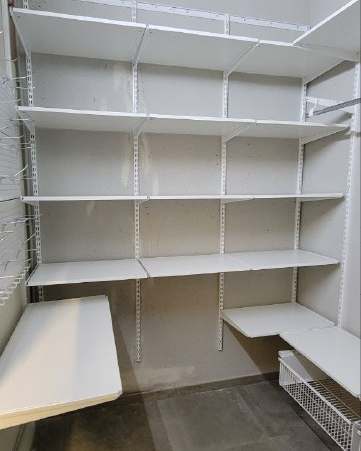 Белая П-образная гардеробная с выдвижными корзинами, ~2,7×1,8 м, фото 2