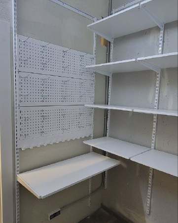 Белая П-образная гардеробная с выдвижными корзинами, ~2,7×1,8 м, фото 3