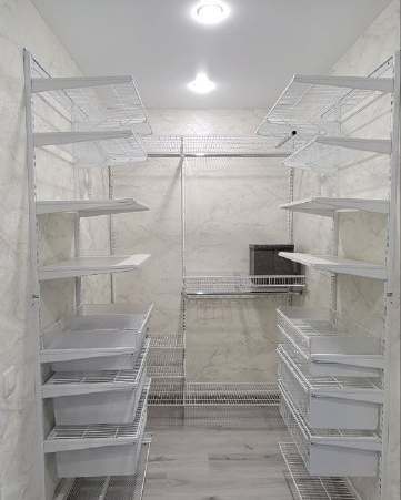 Белая П-образная гардеробная с выдвижными корзинами, ~1,8×2,5 м, фото 1