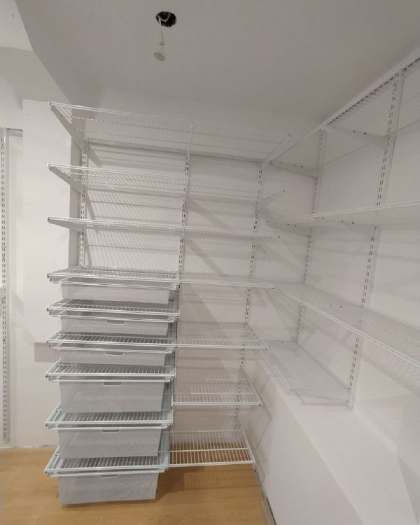 Белая П-образная гардеробная с выдвижными корзинами, ~2,7×2,1 м, фото 2