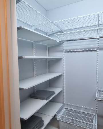 Белая П-образная гардеробная с выдвижными корзинами, ~1,5×2,1 м, фото 1