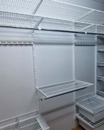Белая П-образная гардеробная с выдвижными корзинами, ~1,5×2,1 м, фото 2