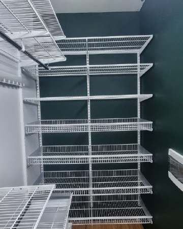 Белая П-образная гардеробная с выдвижными корзинами, ~1,5×2,1 м, фото 3