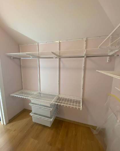 Белая П-образная гардеробная с выдвижными корзинами, ~1,8×2,5 м, фото 3