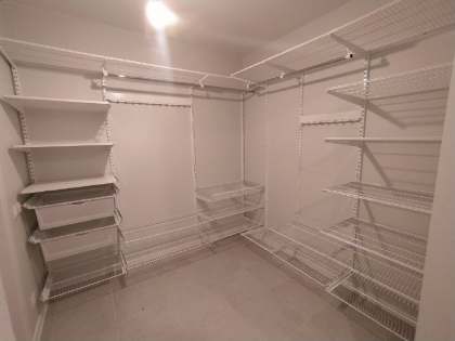 Белая П-образная гардеробная с выдвижными корзинами, ~2,4×1,8 м, фото 1