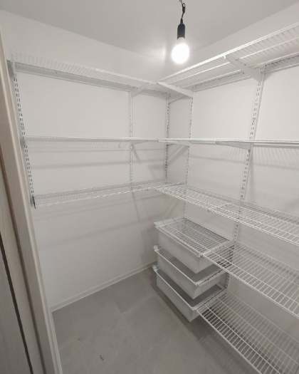 Белая П-образная гардеробная с выдвижными корзинами, фото 3