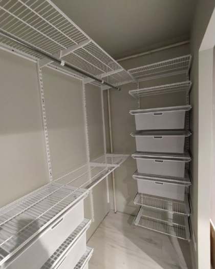 Белая П-образная гардеробная с выдвижными корзинами, ~3×2 м, фото 1