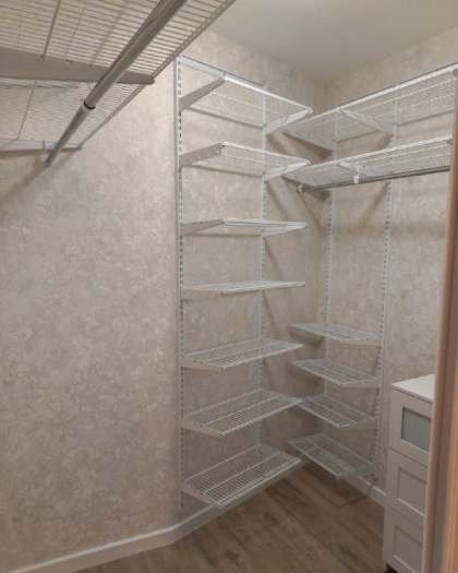 Белая П-образная гардеробная с выдвижными корзинами, ~1,5×2 м, фото 2
