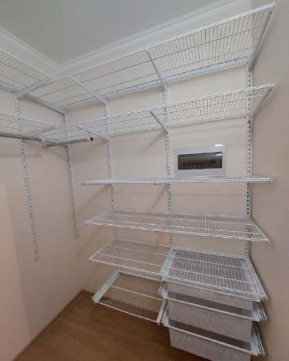 Белая П-образная гардеробная с выдвижными корзинами, ~1,8×1,7 м, фото 1