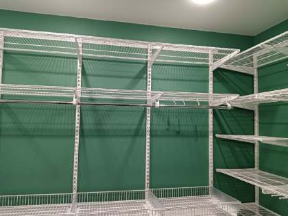 Белая П-образная гардеробная с выдвижными корзинами и дверями-купе, фото 6