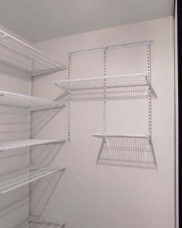 Белая П-образная гардеробная с выдвижными корзинами и дверями-купе, ~2,7×1,8 м, фото 3