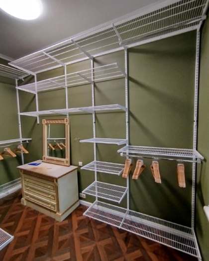 Белая П-образная гардеробная с зеркалом, ~1,8×2,6 м, фото 2