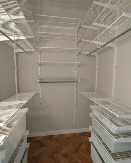 Белая П-образная гардеробная с зеркалом, ~2,7×2,2 м, фото 1