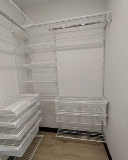 Белая П-образная гардеробная с зеркалом, ~1,8×2,4 м, фото 1