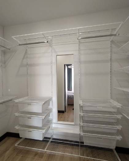 Белая П-образная гардеробная с зеркалом, ~1,8×2,4 м, фото 2