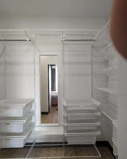 Белая П-образная гардеробная с зеркалом, ~1,8×2,4 м, фото 3