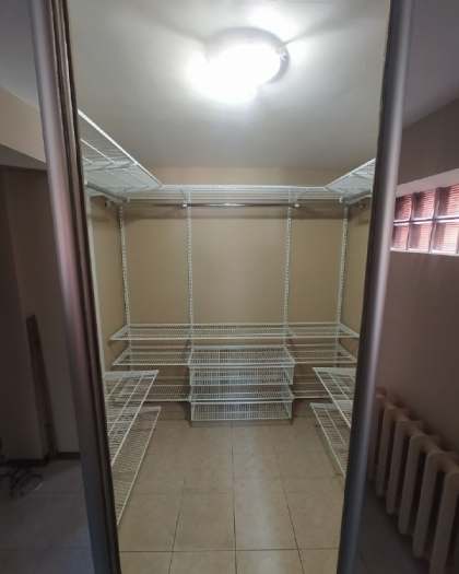 Белая П-образная гардеробная с зеркалом и дверями-купе, ~2,1×1,7 м, фото 3