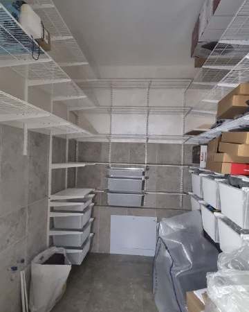 Белая П-образная кладовка с выдвижными корзинами, ~1,8×3,1 м, фото 1