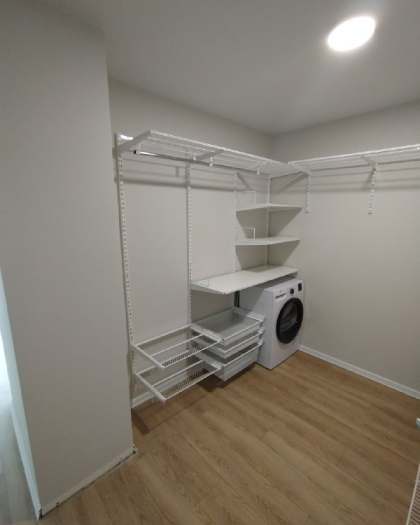 Белая П-образная постирочная с брючницей, ~2,2×3 м, фото 2
