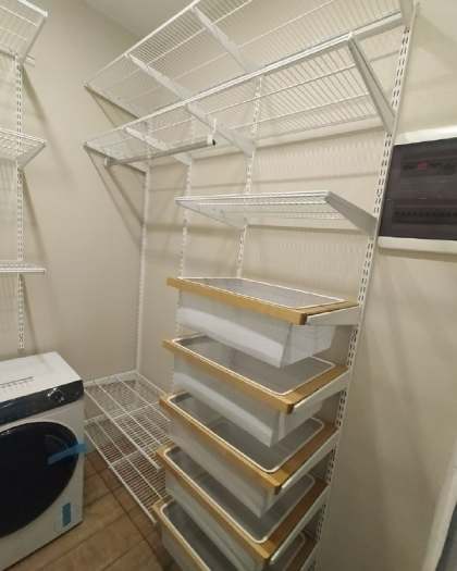 Белая П-образная постирочная с деревом и брючницей, ~1,8×2,1 м, фото 2