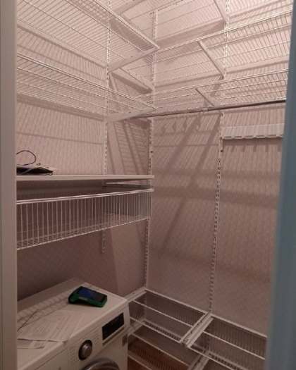 Белая П-образная постирочная с выдвижными корзинами, ~1,8×1,5 м, фото 3