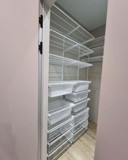 Белая П-образная постирочная с выдвижными корзинами, ~2,4×1,8 м, фото 2