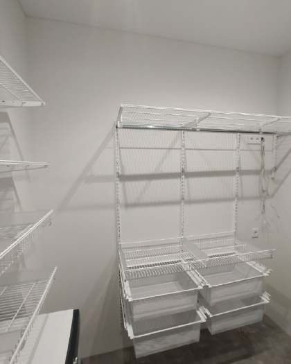 Белая П-образная постирочная с выдвижными корзинами, ~1,8×2,4 м, фото 4