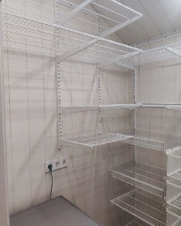 Белая П-образная постирочная с выдвижными корзинами, ~2,7×2 м, фото 1